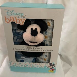 Disney Baby swaddle & rattle set